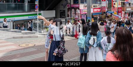 Grande folla di persone a Takeshita Street, un popolare ritrovo con adolescenti giapponesi, Harajuku, Tokyo, Giappone Foto Stock