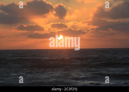 Deir al-Balah, la striscia di Gaza, Palestina. 19 giugno 2020. La spiaggia di Deir al-Balah nel centro della striscia di Gaza. Credit: Mahmoud Khattab/Quds Net News/ZUMA Wire/Alamy Live News Foto Stock