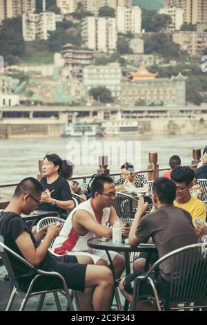 Passeggeri su una nave durante la crociera sul fiume a Chongqing Foto Stock