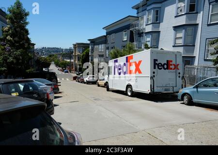 Il furgone per la consegna Federal Express è stato parcheggiato in una strada in una giornata di sole a San Francisco, California, USA; il furgone per la consegna dei pacchi FedEx. Foto Stock