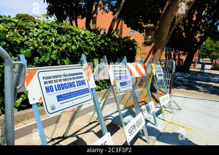 Segnali di avvertimento per i senzatetto contro gli accampamenti illegali in un quartiere di San Francisco; nessun alloggio in proprietà pubblica consentito; homelessness. Foto Stock