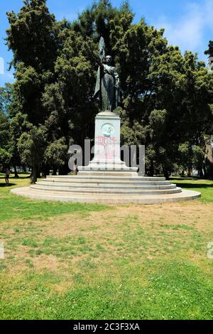 Il monumento a William McKinley ha dipinto con "Tar me Down, Down with the Empire" come parte delle proteste della materia Black Lives a San Francisco. Foto Stock