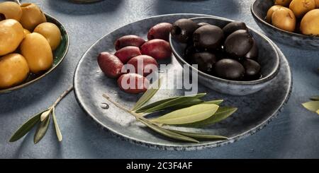 Panorama delle olive. Un assortimento di olive verdi, nere e marroni Foto Stock