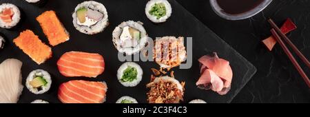Ampio sushi con salsa di soia e chopsticks. Un assortimento di vari maki, nigiri e rotoli Foto Stock