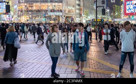 Folla pedonale a Piazza Haciko, Shibuya, Tokyo, Giappone Foto Stock