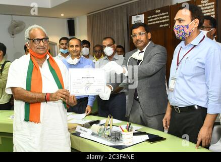 L'ufficiale di elezione Pramil Mathur dà un certificato al candidato del BJP Rajendra Gehlot (L) dopo che ha vinto l'elezione di Rajya Sabha (Consiglio degli Stati) all'Assemblea di Stato a Jaipur. Il Congresso vince 2 e BJP 1 posto nel Rajasthan. Il voto si è svolto il 19 giugno per riempire 19 posti vacanti Rajya Sabha in otto stati. Questi includono Gujarat, Madhya Pradesh, Manipur, Mizoram, Jharkhand, Andhra Pradesh, Meghalaya e Rajasthan. BJP vince 8, Congress e YSRCP 4 ciascuno mentre JMM, MNF, NPP garantiscono 1 posto ciascuno nel paese. (Foto di Sumit Saraswat/Pacific Press) Foto Stock