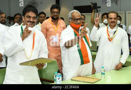 Il candidato del Congresso KC Venugopal (L), Neeraj Dangi (R) e il candidato del BJP Rajendra Gehlot (C) lampeggia il segno della vittoria dopo aver vinto l'elezione di Rajya Sabha (Consiglio degli Stati), all'Assemblea di Stato a Jaipur. Il Congresso vince 2 e BJP 1 posto nel Rajasthan. Il voto si è svolto il 19 giugno per riempire 19 posti vacanti Rajya Sabha in otto stati. Questi includono Gujarat, Madhya Pradesh, Manipur, Mizoram, Jharkhand, Andhra Pradesh, Meghalaya e Rajasthan. BJP vince 8, Congress e YSRCP 4 ciascuno mentre JMM, MNF, NPP garantiscono 1 posto ciascuno nel paese. (Foto di Sumit Saraswat/Pacific Press) Foto Stock