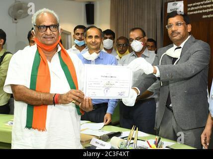 L'ufficiale di elezione Pramil Mathur dà un certificato al candidato del BJP Rajendra Gehlot (L) dopo che ha vinto l'elezione di Rajya Sabha (Consiglio degli Stati) all'Assemblea di Stato a Jaipur. Il Congresso vince 2 e BJP 1 posto nel Rajasthan. Il voto si è svolto il 19 giugno per riempire 19 posti vacanti Rajya Sabha in otto stati. Questi includono Gujarat, Madhya Pradesh, Manipur, Mizoram, Jharkhand, Andhra Pradesh, Meghalaya e Rajasthan. BJP vince 8, Congress e YSRCP 4 ciascuno mentre JMM, MNF, NPP garantiscono 1 posto ciascuno nel paese. (Foto di Sumit Saraswat/Pacific Press) Foto Stock