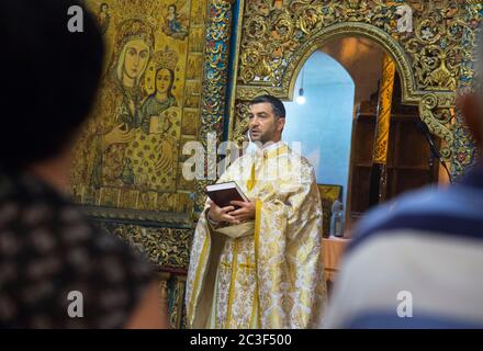 Il Rev. Androwas Bahus conduce una liturgia mattutina nella Chiesa di San Pietro e Paolo nella città di Shefa-AMR, Israele. Foto Stock