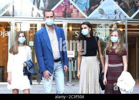 MADRID, SPAGNA - 19 GIUGNO - Re Felipe VI celebra il suo sesto anniversario di Re di Spagna. I Re Felipe VI, la Regina Leticia e le sue figlie, la Principessa Leonor e l'Infanta Sofia, sono visti oggi, 19 giugno 2020 in un teatro di Madrid, durante una funzione culturale a sostegno del recupero delle attività culturali dopo la crisi sanitaria del Covid-19. Foto Stock