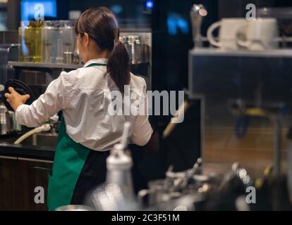 Starbucks barista che prepara bevande, Tokyo, Giappone Foto Stock