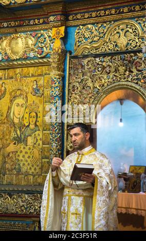 Il Rev. Androwas Bahus conduce una liturgia mattutina nella Chiesa di San Pietro e Paolo nella città di Shefa-AMR, Israele. Foto Stock