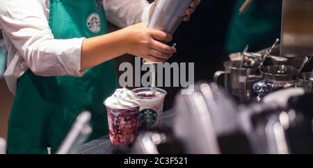 Starbucks barista che prepara bevande, Tokyo, Giappone Foto Stock