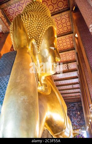 Statua del Buddha sdraiato nel tempio di Wat Pho, Bangkok Foto Stock