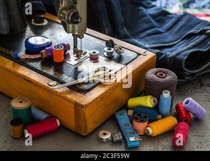 Filo per cucire e la spola di filo per la macchina da cucire Foto stock -  Alamy