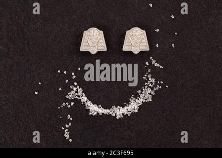 Pillole di cristallo e di ecstasy MDMA. Foto Stock