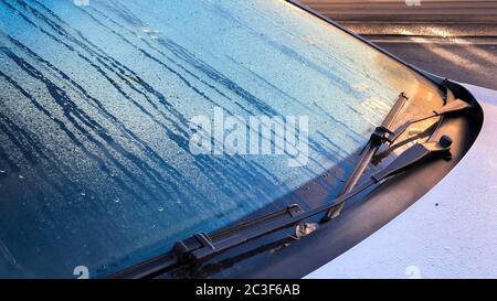 Primo piano della caduta della pioggia coperta dal tergicristallo al mattino. Foto Stock