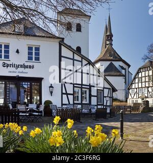 Città vecchia con chiesa parrocchiale di San Pietro e Paolo in primavera, Eslohe, Sauerland, Germania, Europa Foto Stock