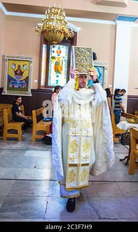 Il Rev. Androwas Bahus conduce una liturgia mattutina nella Chiesa di San Pietro e Paolo nella città di Shefa-AMR, Israele. Foto Stock