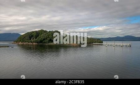 ampia vista della famigerata isola di sarah nel porto di macquarie Foto Stock