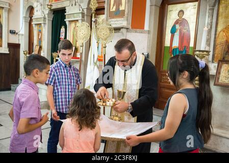 Il Rev. Androwas Bahus conduce una liturgia mattutina nella Chiesa di San Pietro e Paolo nella città di Shefa-AMR, Israele. Foto Stock