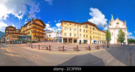 Cortina d' Ampezzo piazza principale architettura e la chiesa vista panoramica Foto Stock