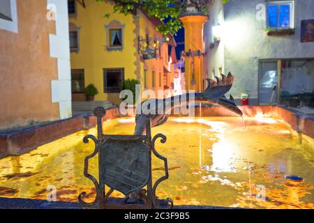 Città di Kastelruth o fontana di Castelrotto e vista sulla strada serale Foto Stock
