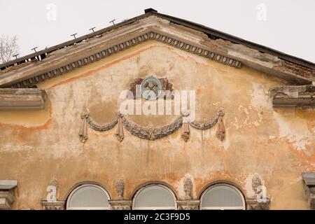 Distrutto vecchi edifici sovietici in città Foto Stock