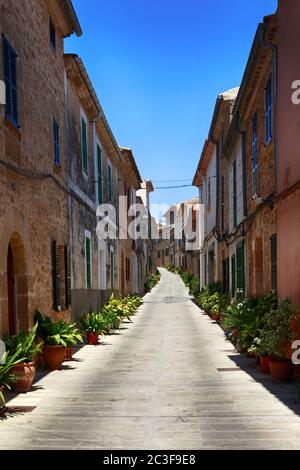 La stradina nel centro storico di Alcudia, Mallorca Foto Stock