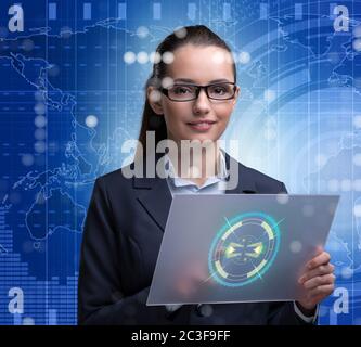 Imprenditrice con la compressa nel concetto di business Foto Stock