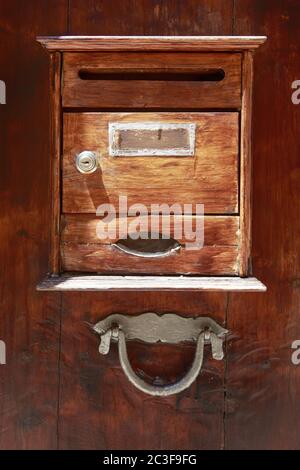 casella postale in legno d'epoca su una porta di legno Foto Stock