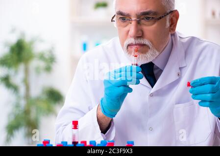 Vecchia farmacia maschio in laboratorio Foto Stock