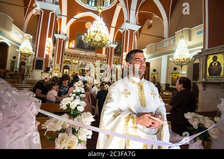 Il Rev. Androwas Bahus officiates un matrimonio di una parte della sua congregazione alla chiesa di San Pietro e San Paolo nella città di Shefa-AMR, Israele. Foto Stock