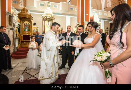 Il Rev. Androwas Bahus officiates un matrimonio di una parte della sua congregazione alla chiesa di San Pietro e San Paolo nella città di Shefa-AMR, Israele. Foto Stock