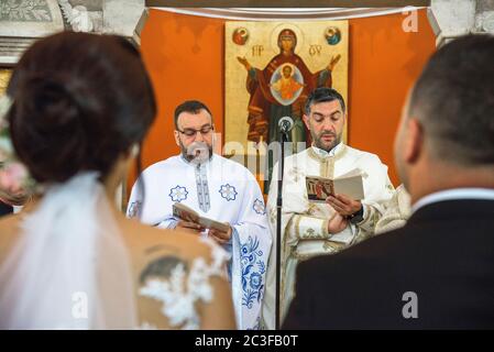 Il Rev. Androwas Bahus officiates un matrimonio di una parte della sua congregazione alla chiesa di San Pietro e San Paolo nella città di Shefa-AMR, Israele. Foto Stock