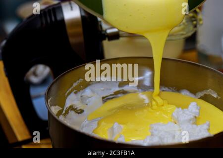 Mescolare gli albumi e i tuorli in un recipiente del mixer. Foto Stock