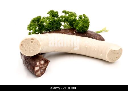 Budino bianco e nero con prezzemolo su fondo bianco Foto Stock