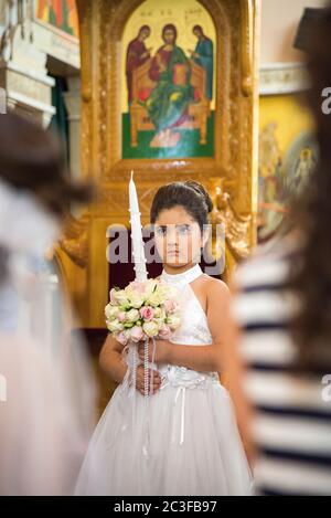 Il Rev. Androwas Bahus officiates un matrimonio di una parte della sua congregazione alla chiesa di San Pietro e San Paolo nella città di Shefa-AMR, Israele. Foto Stock