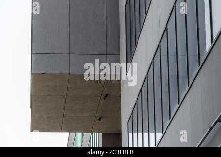 frammento di edificio grigio in cemento con finestre vuote Foto Stock