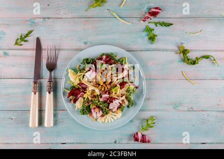 Insalata di radicchio fresca di kale, rucola, cavolfiore, germogli di bruxelles e pistacchi. Foto Stock