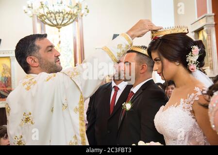 Il Rev. Androwas Bahus officiates un matrimonio di una parte della sua congregazione alla chiesa di San Pietro e San Paolo nella città di Shefa-AMR, Israele. Foto Stock