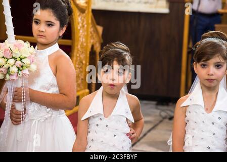 Il Rev. Androwas Bahus officiates un matrimonio di una parte della sua congregazione alla chiesa di San Pietro e San Paolo nella città di Shefa-AMR, Israele. Foto Stock