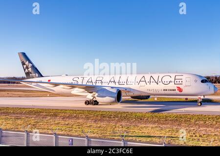 Aereo Air China da Shanghai dopo l'atterraggio sulla pista nord-ovest all'aeroporto di Francoforte Foto Stock