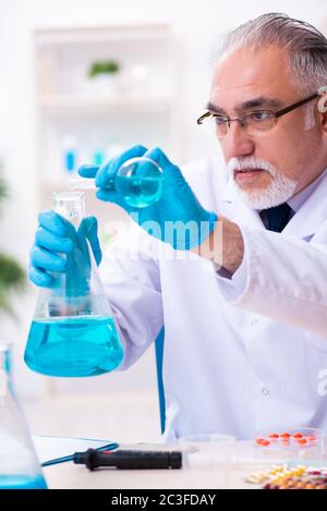 Vecchia farmacia maschio in laboratorio Foto Stock