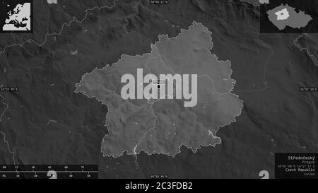 Středočeský, regione della Repubblica Ceca. Mappa in scala di grigi con laghi e fiumi. Forma presentata contro la sua area di paese con overlay informativi. Re 3D Foto Stock