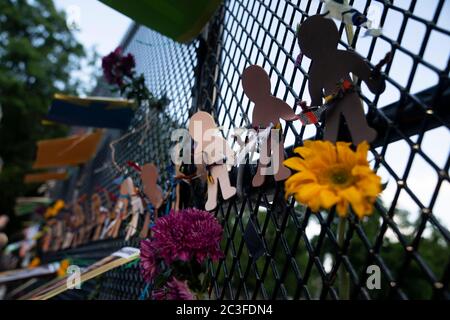 Pechino, Stati Uniti. 10 Giugno 2020. I segni di protesta sulla morte di George Floyd sono visti sulle recinzioni vicino alla Casa Bianca a Washington, DC, Stati Uniti, il 10 giugno 2020. Credit: Liu Jie/Xinhua/Alamy Live News Foto Stock