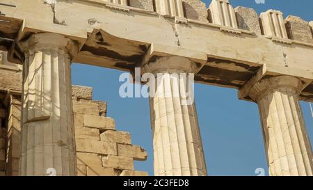 primo piano delle colonne dell'erechthion all'acropoli di atene Foto Stock
