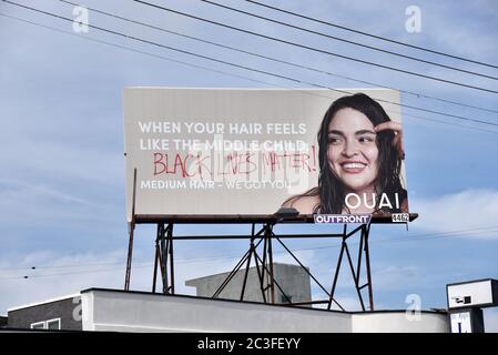 Los Angeles, CA/USA - 30 maggio 2020: Black Lives Matters è stato verniciato a spruzzo su un cartellone nel quartiere di Fairfax, dove i manifestanti marciano Foto Stock
