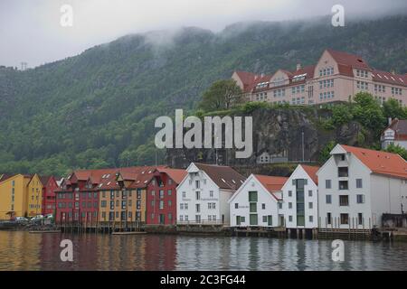 Le vecchie case in legno ansaetiche costruite in fila al molo del fiordo di Bergen sono patrimonio dell'umanità dell'UNESCO Foto Stock