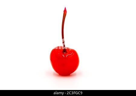 Ciliegie candite molto rosse con il suo gambo su fondo bianco Foto Stock